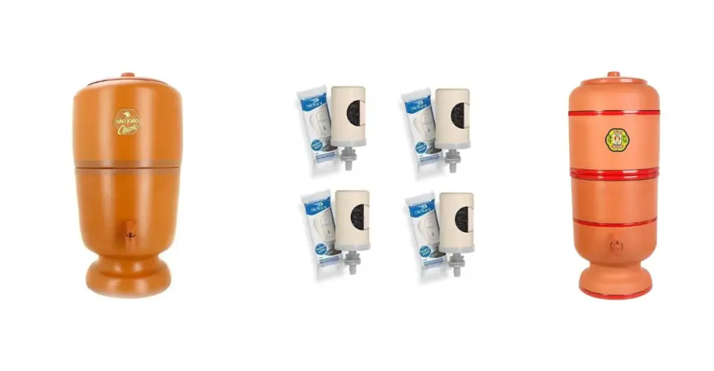 Dois modelos de filtro de barro em cores tradicionais (marrom e bege) ao lado de um kit de velas de cerâmica para filtro, sobre fundo branco.