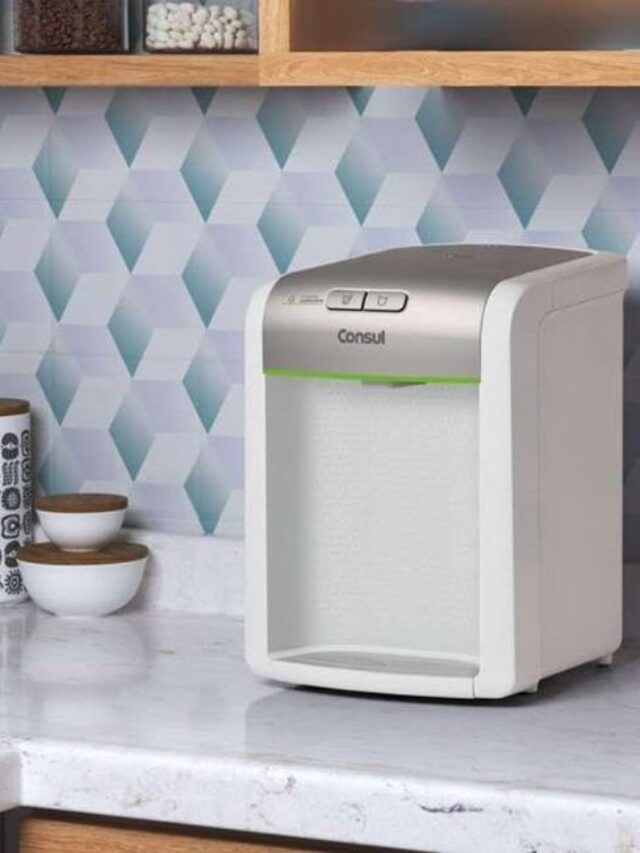 Purificador de Água Consul CPB34AS instalado em uma cozinha moderna, com design compacto e conexão direta à torneira.