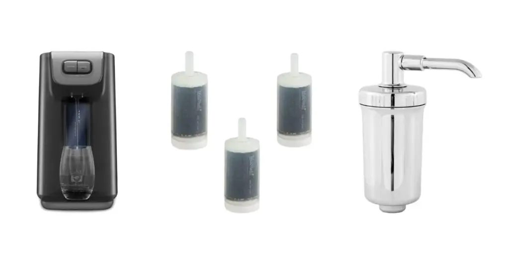 Comparação entre purificador de água, filtro de barra e velas de filtro em fundo branco, mostrando as diferenças visuais entre os sistemas de tratamento de água.