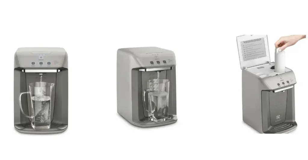 Purificador de água com lâmpada UV, modelo Electrolux, em cor branca, instalado em cozinha moderna