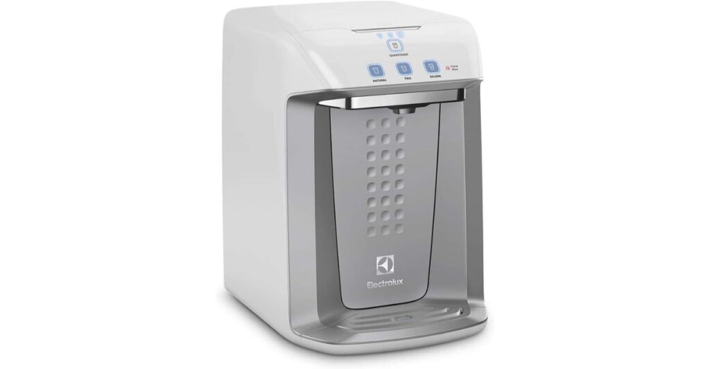 Purificador de água Electrolux em uma cozinha moderna, destacando seu design sofisticado e funcionalidades avançadas.