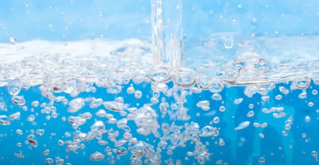 Água purificada cristalina e livre de impurezas, representando a qualidade da água filtrada.