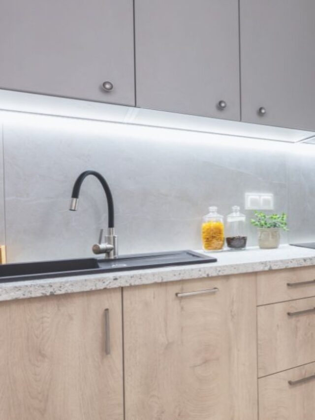 Bancada de cozinha em apartamento pequeno com espaço vazio sob a pia, mostrando área perfeita para instalação de purificador de água compacto