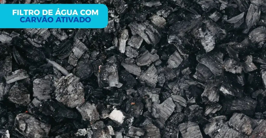 Close-up do carvão ativado mostrando sua estrutura porosa, responsável pela filtragem de impurezas da água.
