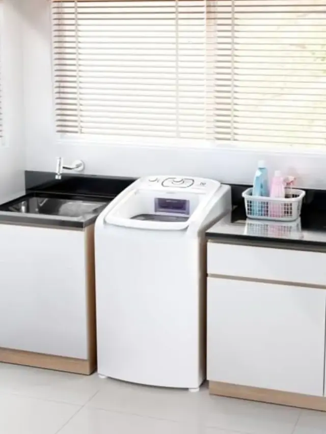 Lavadora de Roupas Electrolux 11kg Essential Care LES11 em uma lavanderia