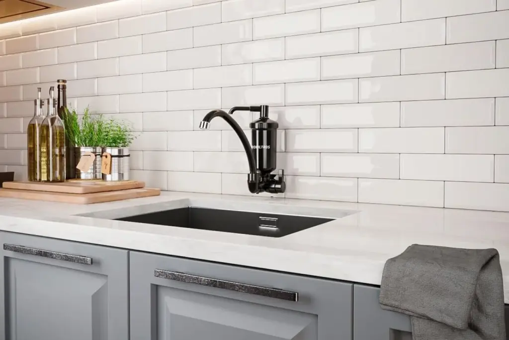 Dois purificadores de torneira, Lorenzetti e Hidrofiltros, instalados em torneiras na cozinha moderna.