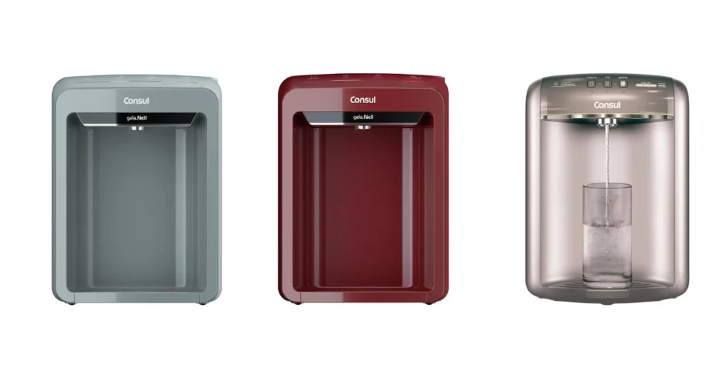 Imagem mostrando três purificadores de água da marca Consul. O primeiro purificador à esquerda é cinza, o do meio é vermelho e o da direita é dourado. Um copo de vidro está sendo enchido com água no purificador dourado.