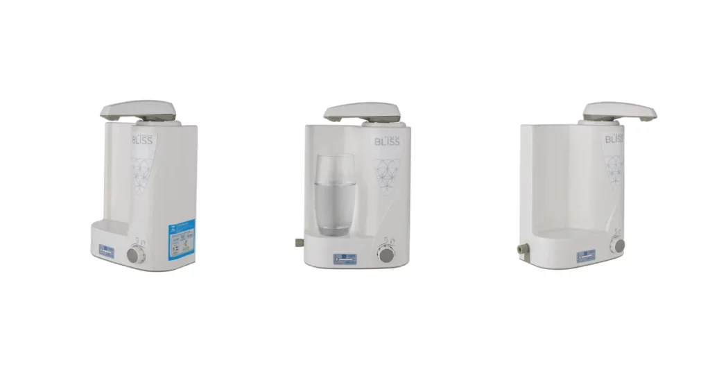 Purificador de água Europa Bliss branco instalado em cozinha residencial moderna, destacando design compacto, acabamento branco e sistema de filtragem eficiente