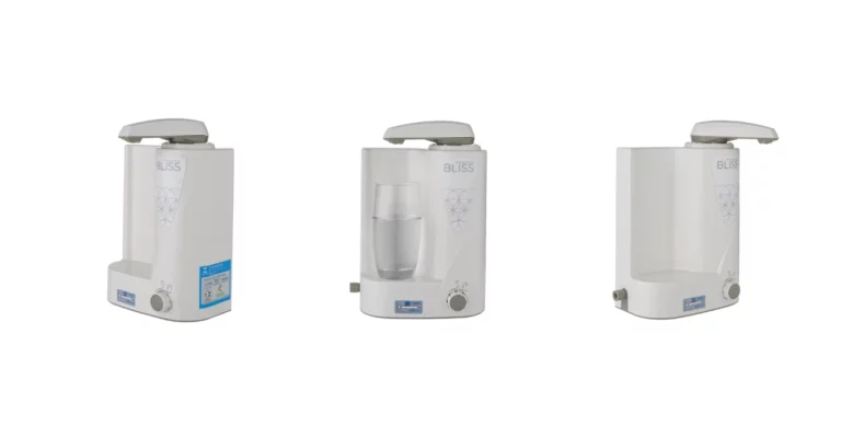 Purificador de água Europa Bliss branco instalado em cozinha residencial moderna, destacando design compacto, acabamento branco e sistema de filtragem eficiente